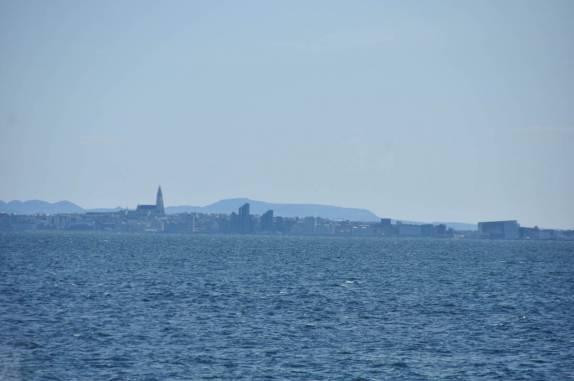Saíndo do túnel, a primeira visão de Reykjavik, a capital da Islândia